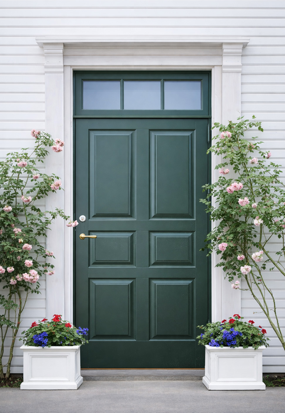 Villaen får et elegant inngangsparti med vakre listverk og klassiske detaljer.