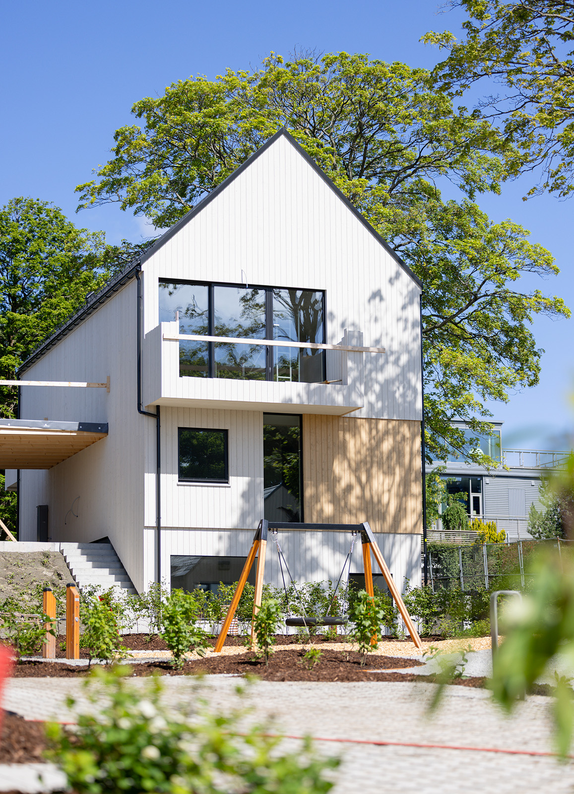 Fasade Byvilla 3, sett fra grønt-/lekeområdet.